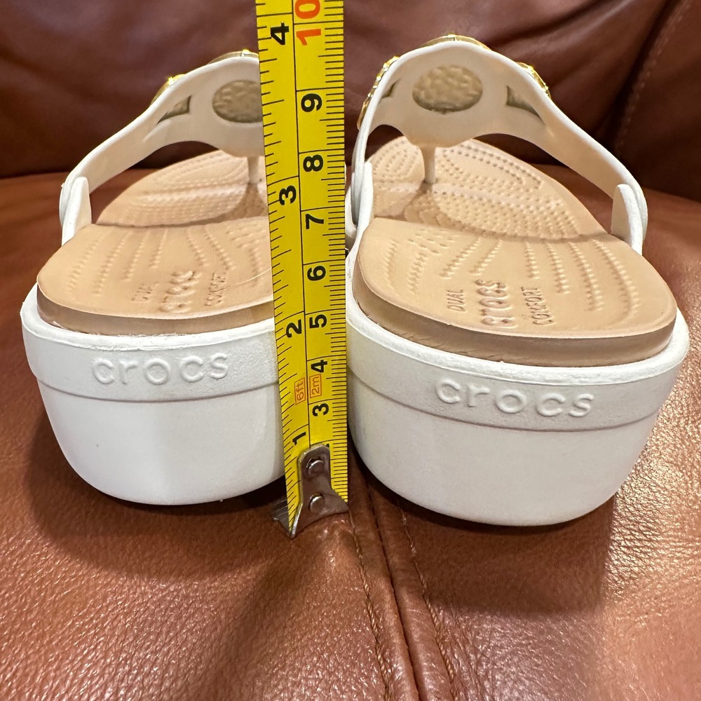 Crocs Sanrah Metal Block Flip Flops Women White Gold Wedge Sandals Boho Travel 8 - Picture 4 of 10